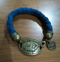 Pulsera de trapillo azul con chapa